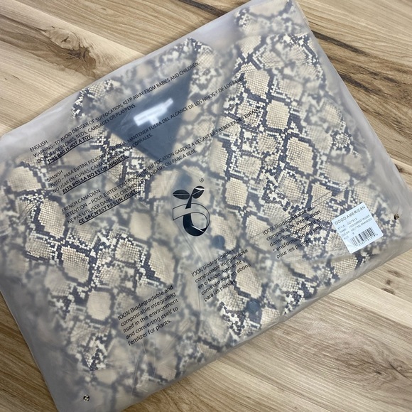 Good American Oversized Trucker Jacket in Snake NWT - Picture 2 of 5